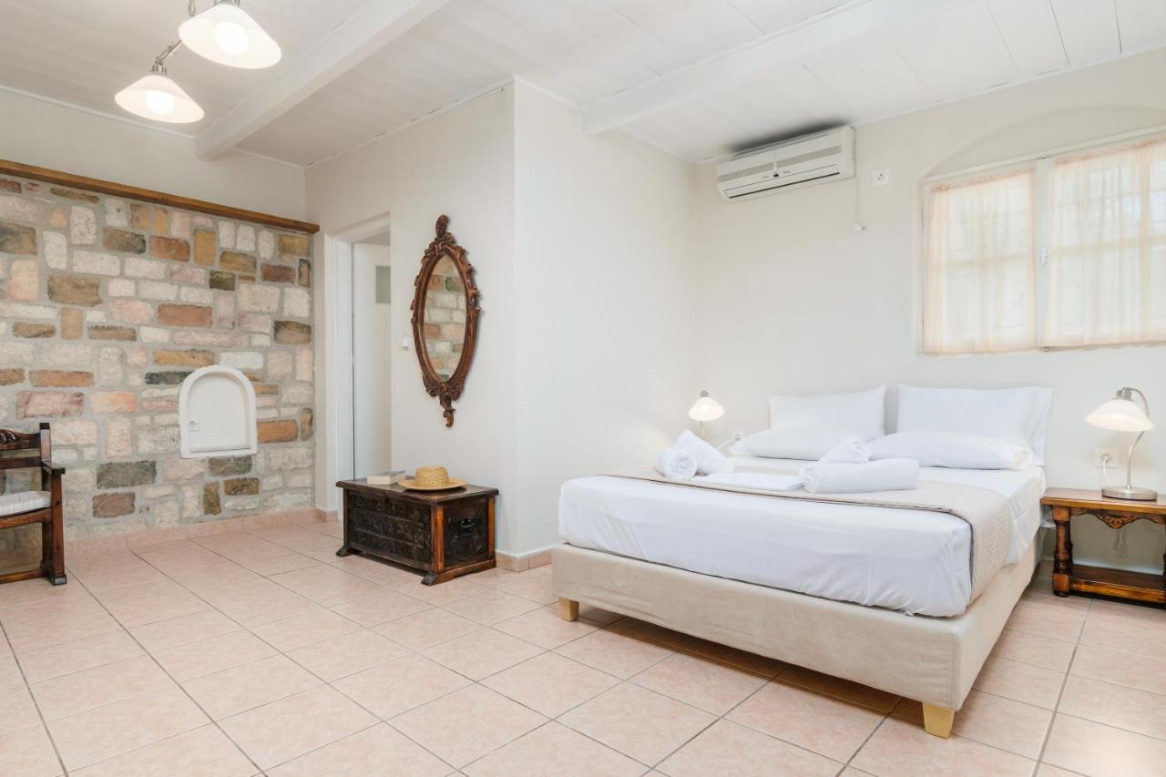 Lina And Babis' Home Adamantas  Exterior photo